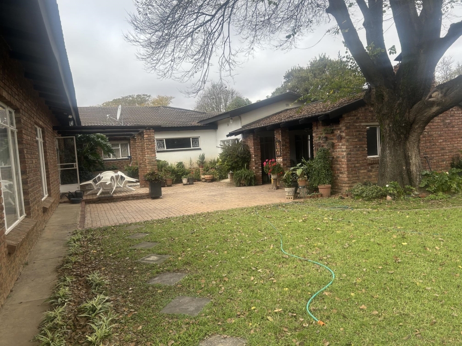 5 Bedroom Property for Sale in Viljoenskroon Free State